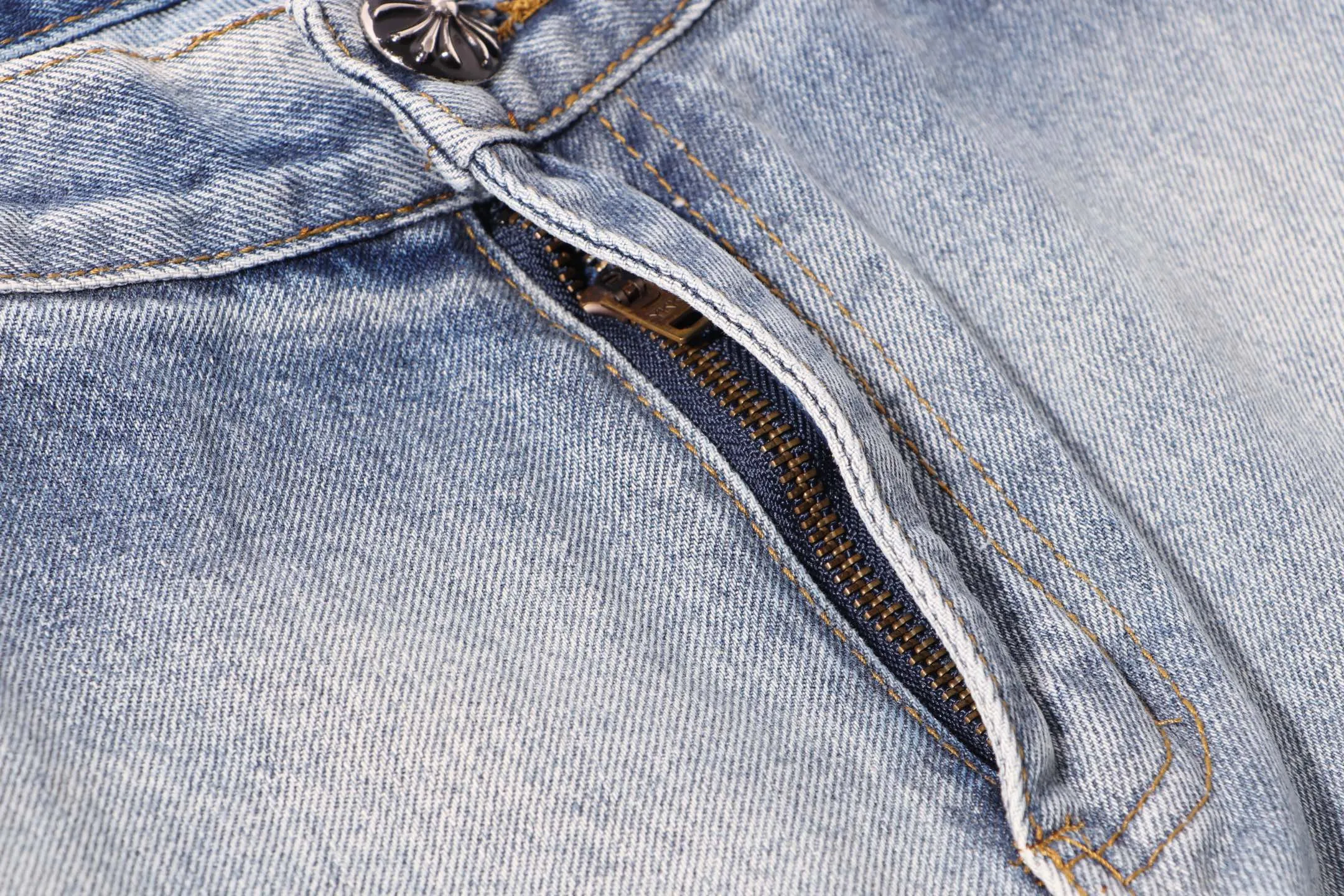 P260 Style No.: H924 Croxin & 𝐂𝐡𝐫𝐨𝐦𝐞 𝐇𝐞𝐚𝐫𝐭 ss25 white and green leather logging work jeans. Styles with different washed textures are very friendly to people with thin legs. The slightly flared version perfectly modifies the leg shape. The timeless and moderate length makes it easy to match and match. It is the basis for various styles and is a must-have in your wardrobe! The fabric is stiff but also makes the upper body soft without losing texture. The washing process is even more perfect. It is a must-have item for everyone! ! ! Washed wheat, hang tag, pants label, three labels complete Color: blue Size: 28-30-32-34-36